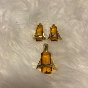 Amber and gold earring and necklace pendant set